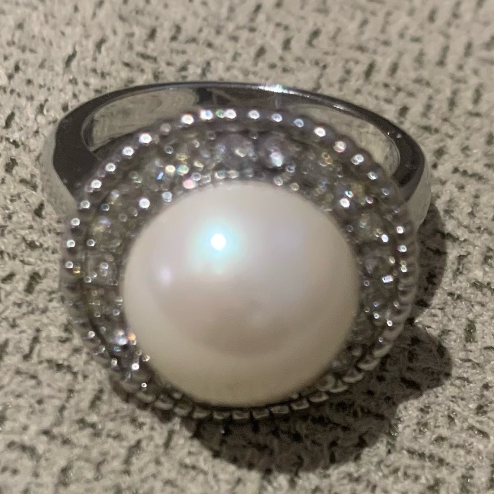 Costume Mabe Pearl like ring, with crystal exterior SZ 6.5
